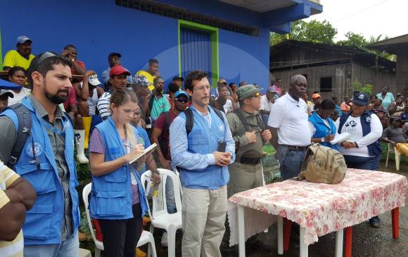 La delegación de funcionarios dialogan con los campesinos para buscar la liberación de los agentes. FOTO: Cortesía Winston Viracachá La delegación de funcionarios dialogan con los campesinos para buscar la liberación de los agentes. FOTO: Cortesía Winston Viracachá