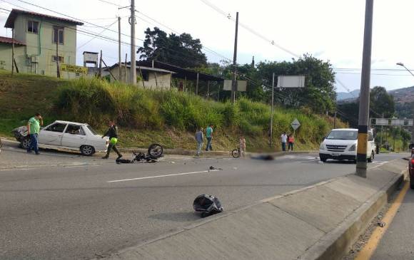 Las dos personas que se movilizaban en la motocicleta resultaron heridas. FOTO CORTESÍA GUARDIANES ANTIOQUIA Las dos personas que se movilizaban en la motocicleta resultaron heridas. FOTO CORTESÍA GUARDIANES ANTIOQUIA