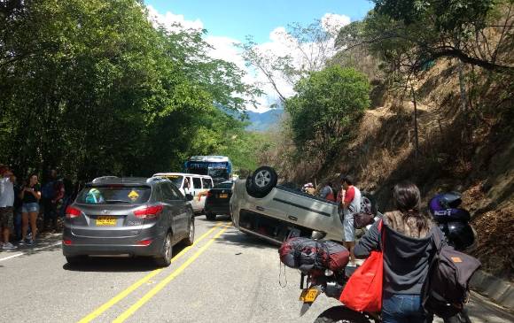 Accidente cerca a las partidas de Aurra, en la vía Medellín-Santa Fe de Antioquia. FOTO CORTESÍA GUARDIANES ANTIQOUIA