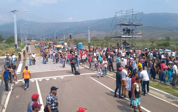 Asistentes al Hands Off Venezuela se retiran del evento. FOTO: ROSALINDA HERNÁNDEZ C. Asistentes al Hands Off Venezuela se retiran del evento. FOTO: ROSALINDA HERNÁNDEZ C.