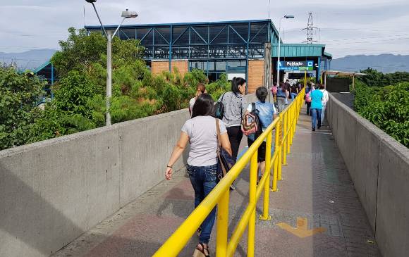 Personas ingresan este domingo a la estación Poblado. Foto Jaime Pérez Personas ingresan este domingo a la estación Poblado. Foto Jaime Pérez
