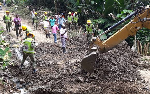 Según el Ejército, gracias al apoyo de la comunidad, la construcción de la vía costó 500 millones de pesos menos. FOTO: CORTESÍA EJÉRCITO Según el Ejército, gracias al apoyo de la comunidad, la construcción de la vía costó 500 millones de pesos menos. FOTO: CORTESÍA EJÉRCITO