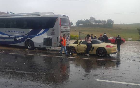 En el choque también resultó involucrado un bus de servicio público. FOTO COLPRENSA En el choque también resultó involucrado un bus de servicio público. FOTO COLPRENSA