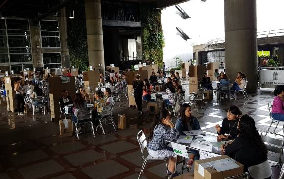 En el puesto de votación del edificio inteligente de EPM la participación hasta el momento ha sido buena. Foto Juan Sebastián Carvajal En el puesto de votación del edificio inteligente de EPM la participación hasta el momento ha sido buena. Foto Juan Sebastián Carvajal
