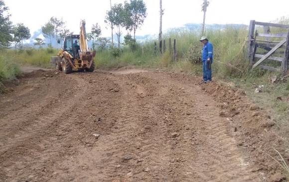 Este es otro tramo de la vía El Limón-Anorí, construido con recursos de la Gobernación.