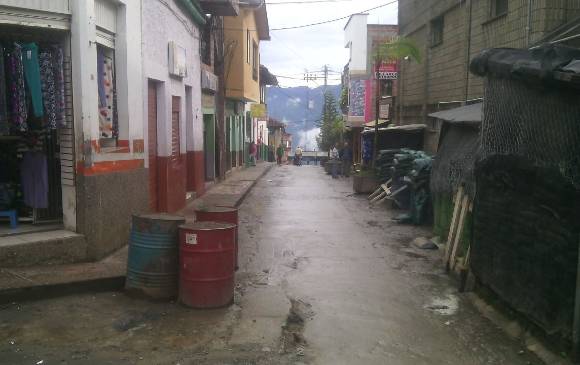 Con el desmonte de la garita de la Policía, se recupera la movilidad por ese sector de Ituango. Foto Wilson Cartagena