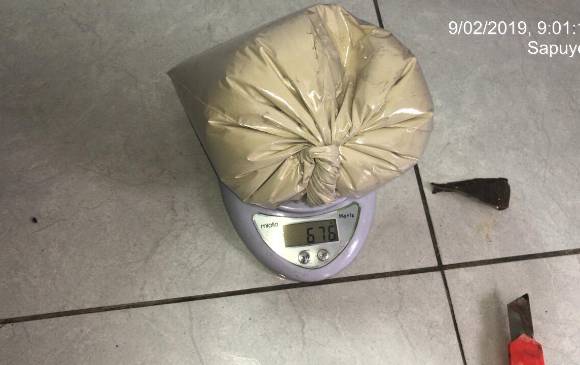 Paquete de droga que estaba adherida al cuerpo de un cachorro de dos meses. FOTO: COLPRENSA Paquete de droga que estaba adherida al cuerpo de un cachorro de dos meses. FOTO: COLPRENSA