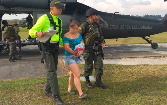 La madre de la menor siendo trasladada por las autoridades. FOTO POLICÍA ANTIOQUIA La madre de la menor siendo trasladada por las autoridades. FOTO POLICÍA ANTIOQUIA