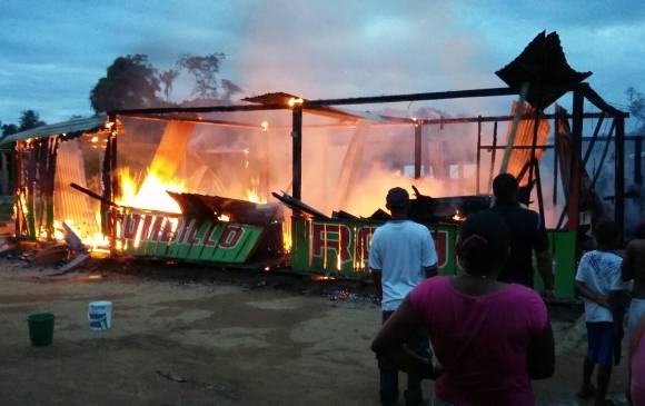 El pasado 5 de abril hombres encapuchados y armados incineraron un local en Remedios. Foto cahucopana