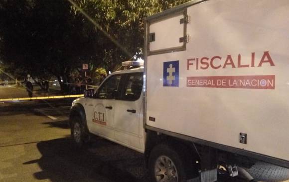 Las diligencias judiciales en la escena del crimen en la comuna 11. FOTO CORTESÍA Las diligencias judiciales en la escena del crimen en la comuna 11. FOTO CORTESÍA