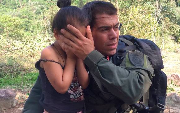 La menor es protegida por un uniformado durante el acercamiento del helicóptero en el que se hizo el rescate. FOTO POLICÍA ANTIOQUIA La menor es protegida por un uniformado durante el acercamiento del helicóptero en el que se hizo el rescate. FOTO POLICÍA ANTIOQUIA