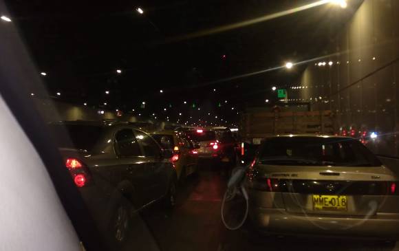 Así registraron los conductores la congestión ocasionada por el accidente en el soterrado de Parques del Río. FOTO CORTESÍA Así registraron los conductores la congestión ocasionada por el accidente en el soterrado de Parques del Río. FOTO CORTESÍA
