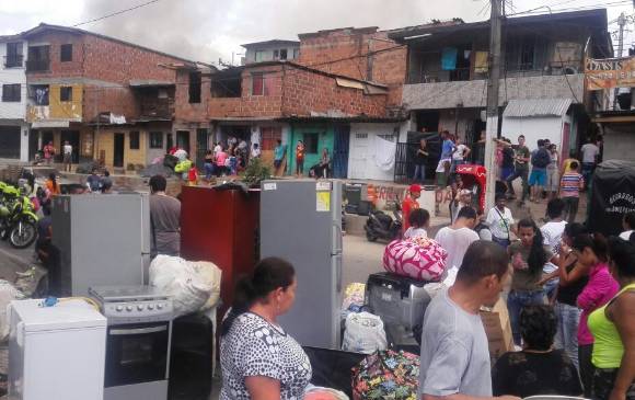 Las familias que alcanzaron a sacar parte de sus enseres esperan por el censo de damnificados. FOTO RÓBINSON SÁENZ Las familias que alcanzaron a sacar parte de sus enseres esperan por el censo de damnificados. FOTO RÓBINSON SÁENZ