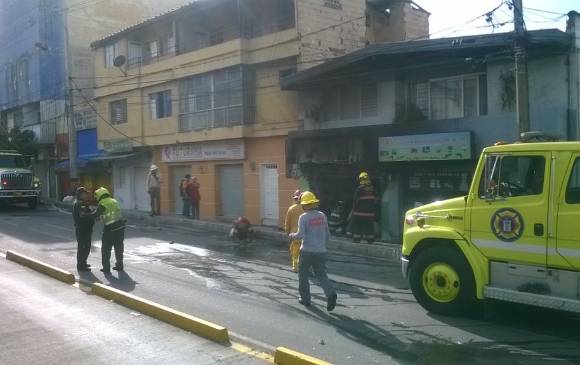 Dos máquinas de bomberos llegaron al lugar y controlaron el incendio. FOTO Cortesía Telemedellín. Dos máquinas de bomberos llegaron al lugar y controlaron el incendio. FOTO Cortesía Telemedellín.