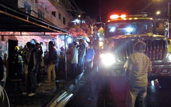 Maquinaria de los bomberos atendiendo la emergencia. FOTO CORTESÃA GUARDIANES ANTIOQUIA