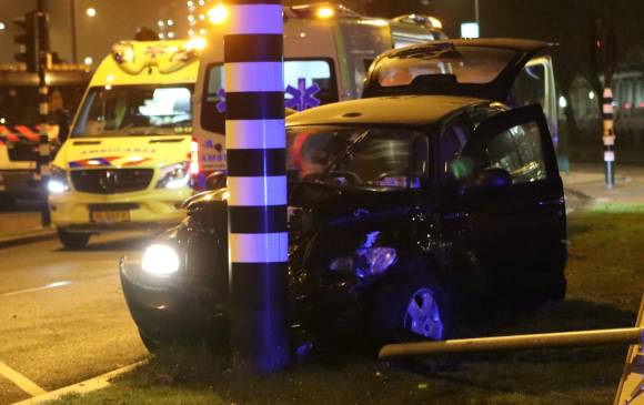 Así quedó el vehículo en el que se trasnportaba el “Kun” Agüero en Amsterdam. FOTO REUTERS Así quedó el vehículo en el que se trasnportaba el “Kun” Agüero en Amsterdam. FOTO REUTERS