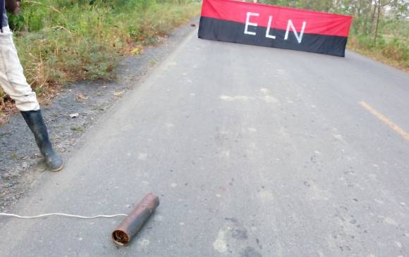La bandera fue ubicada en la mitad de la vía. FOTO CORTESÍA PERIÓDICO LENTE INFORMATIVO URABÁ La bandera fue ubicada en la mitad de la vía. FOTO CORTESÍA PERIÓDICO LENTE INFORMATIVO URABÁ
