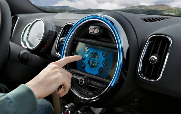 Volante multifunción con paletas de cambios. FOTO CORTESÍA