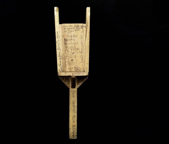Tras una bala perdida. Un habitante de Turbo que le fue amputada su pierna luego de recibir una bala perdida creó este artefacto de madera. Las firmas y mensajes fueron escritos por sus familiares y amigos en apoyo. Foto: Manuel Saldarriaga