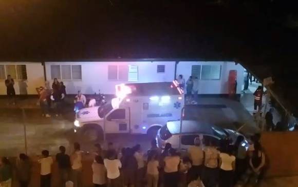 Momento en el que Cristian Atehortúa es trasladado al hospital de Cañasgordas. FOTO Cortesía Guardianes Antioquia Momento en el que Cristian Atehortúa es trasladado al hospital de Cañasgordas. FOTO Cortesía Guardianes Antioquia