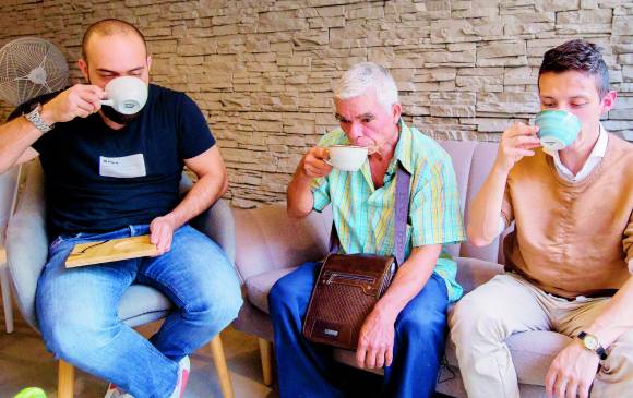 Dos lectores de EL COLOMBIANO se toman un café junto a Pedro Quintero (centro), su productor. FOTO Donaldo Zuluaga Dos lectores de EL COLOMBIANO se toman un café junto a Pedro Quintero (centro), su productor. FOTO Donaldo Zuluaga