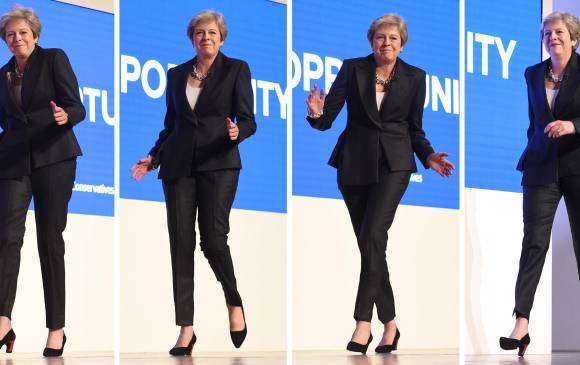 Theresa May se burla de su escaso talento para bailar Theresa May se burla de su escaso talento para bailar