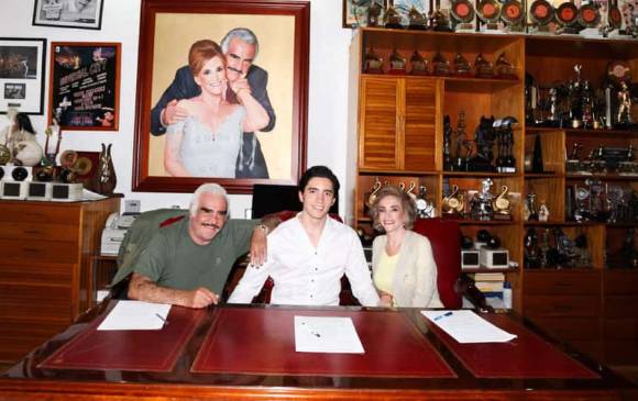 Alex Fernández con sus abuelos, Vicente y María. FOTO Cortesía Sony Music Alex Fernández con sus abuelos, Vicente y María. FOTO Cortesía Sony Music