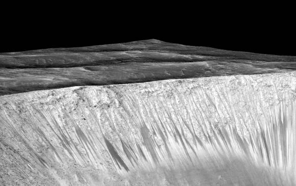 Las líneas negras son evidencia del flujo de agua. Foto cortesía Nasa