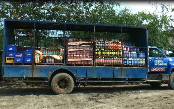 Vehículo de gaseosas que por primera vez entró a surtir las tiendas en Saiza. FOTO: CORTESÍA Vehículo de gaseosas que por primera vez entró a surtir las tiendas en Saiza. FOTO: CORTESÍA