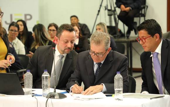 Firma del acta de sometimiento a la JEP por parte del general (r) Mario Montoya. FOTO: COLPRENSA Firma del acta de sometimiento a la JEP por parte del general (r) Mario Montoya. FOTO: COLPRENSA