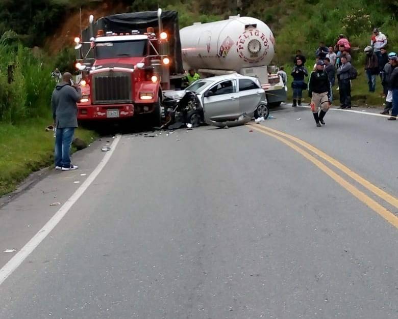 Impresionante choque entre dos camiones y un carro dejó un herido