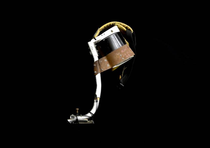 Ingenio en la escasez. Una jarra de leche, la correa de una mochila, una lija, esponjas de cocina, la varilla de una caminador y el calapíe de una moto conforman esta extraña prótesis unida por tornillos y cinta de enmascarar. Foto: Manuel Saldarriaga