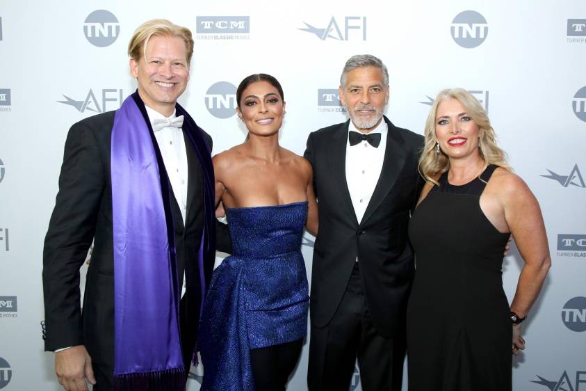 Marcello Coltro, vicepresidente senior, Marketing, Creative & Digital, NBCUniversal International Networks la actriz Juliana Paes, el homenajeado George Clooney, y Klaudia Bermudez vicepresidenta senior y manager general de NBCU International Networks Latinoamérica. Foto cortesía de E! Entertainment Latin America tomada por Randall Michelson