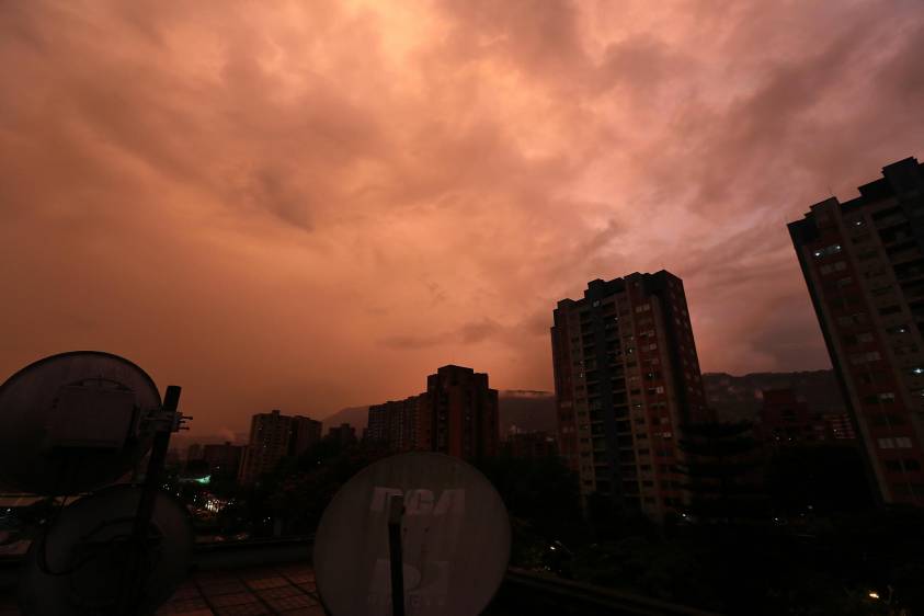 Un atardecer único se vio esta tarde en Medellín. FOTO Henry Agudelo 