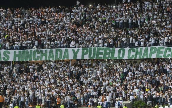 La gradería se llenó con los colores verde y blanco, que también representa al Chapecoense. FOTO JULIO HERRERA La gradería se llenó con los colores verde y blanco, que también representa al Chapecoense. FOTO JULIO HERRERA