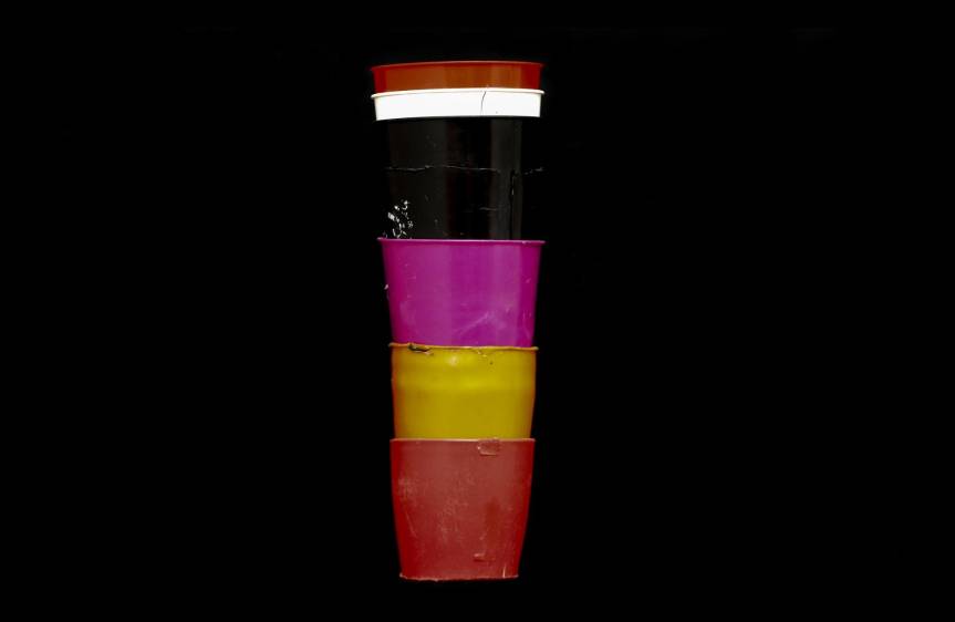 Una prótesis que crecía. Una abuela ideó para su nieta de seis años una torre de seis vasos plásticos que iba aumentando de tamaño a medida que esta crecía. Fue usada durante 10 años. Foto: Manuel Saldarriaga