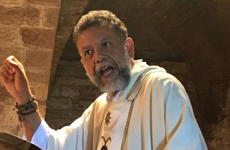 El padre Linero pide a la Iglesia su retiro del sacerdocio