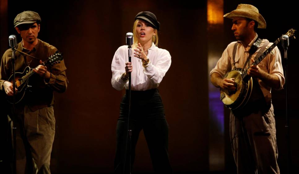 Miley Cyrus cantó en la gala. FOTO Reuters