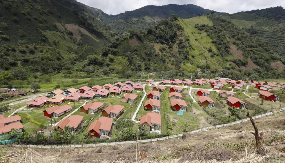 El pasado 18 de mayo se cumplieron tres años de esta tragedia natural. Para la reconstrucción del pueblo, y la reubicación de los afectados, fueron edificadas 300 viviendas, de las cuales la Nación entregó 278 y el sector privado, 30. Así luce ahora el municipio de Salgar, Suroeste antioqueño. FOTO: MANUEL SALDARRIAGA QUINTERO