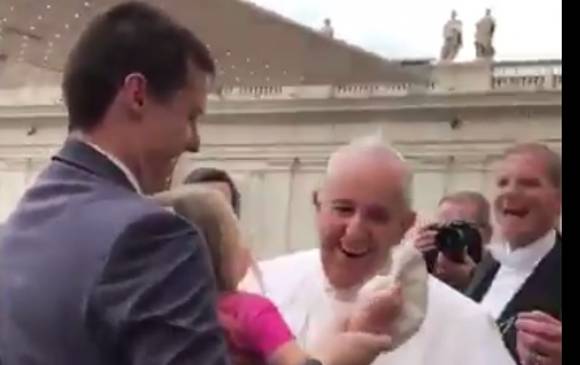 El momento exacto en que el Papa pierde su gorro Foto @MountainButorac