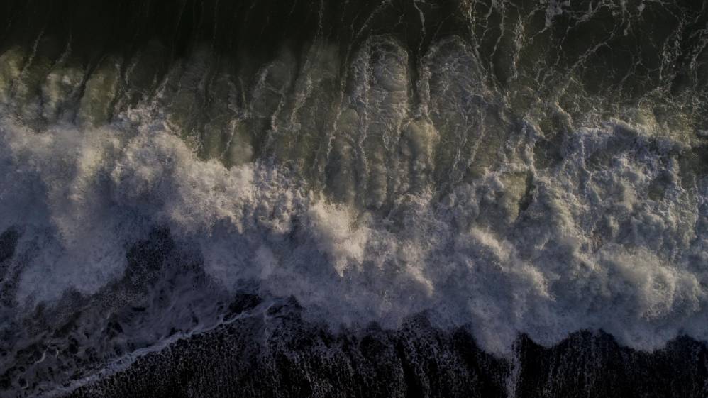 El fuerte oleaje que llega a las costas de la región obliga a los coyotes a abandonar a los refugiados a decenas de metros de la orilla, muchos de ellos con niños a bordo, sin chaleco salvavidas y sin saber nadar. Foto: Esteban Vanegas