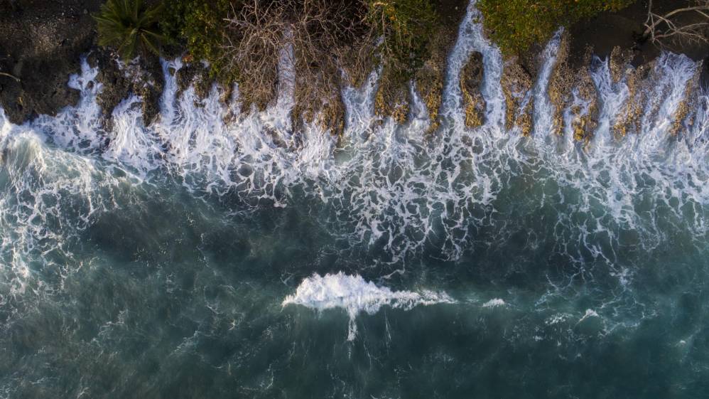 El fuerte oleaje que llega a las costas de la región obliga a los coyotes a abandonar a los refugiados a decenas de metros de la orilla, muchos de ellos con niños a bordo, sin chaleco salvavidas y sin saber nadar. Foto: Esteban Vanegas
