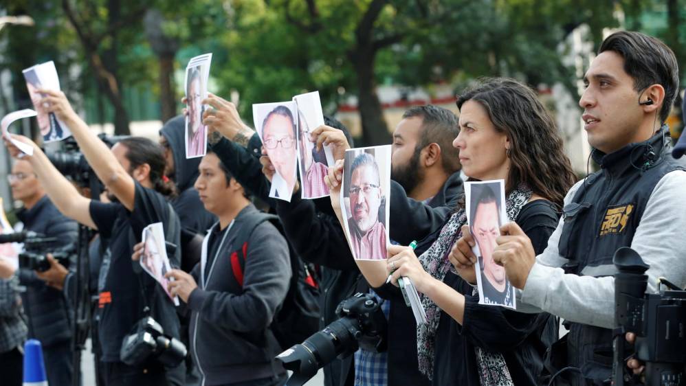 Varios medios de comunicación realizaron un paro digital de 24 horas, mientras que los periodistas salieron a las calles para manifestarse. FOTO REUTERS