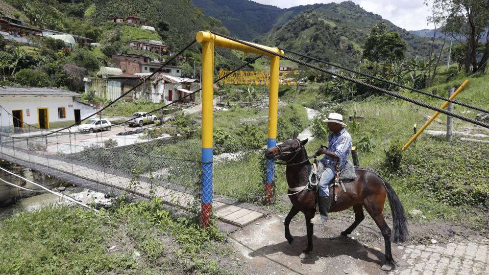 El pasado 18 de mayo se cumplieron tres años de esta tragedia natural. Para la reconstrucción del pueblo, y la reubicación de los afectados, fueron edificadas 300 viviendas, de las cuales la Nación entregó 278 y el sector privado, 30. Así luce ahora el municipio de Salgar, Suroeste antioqueño. FOTO: MANUEL SALDARRIAGA QUINTERO