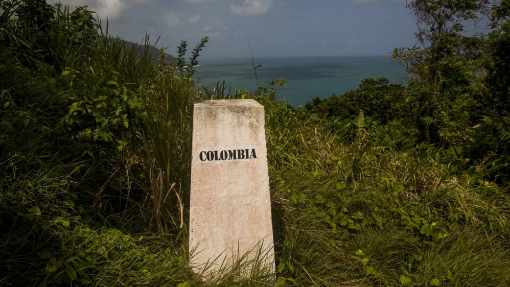 Los hitos internacionales de frontera entre Colombia y Panamá son el referente que quieren cruzar todos los refugiados, desde allí pierden todo contacto con poblaciones y están solos en la selva panameña por varios días. Foto: Esteban Vanegas