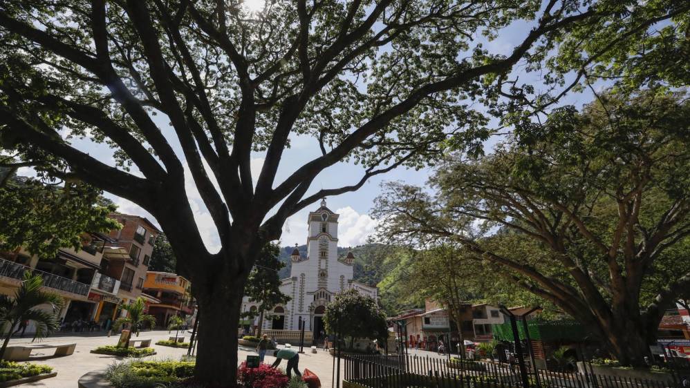 El pasado 18 de mayo se cumplieron tres años de esta tragedia natural. Para la reconstrucción del pueblo, y la reubicación de los afectados, fueron edificadas 300 viviendas, de las cuales la Nación entregó 278 y el sector privado, 30. Así luce ahora el municipio de Salgar, Suroeste antioqueño. FOTO: MANUEL SALDARRIAGA QUINTERO