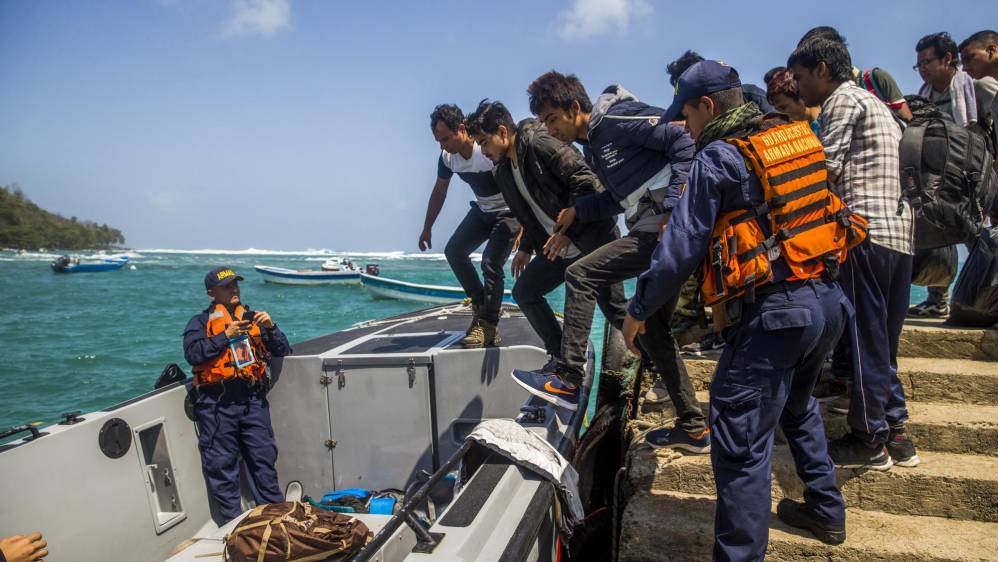 Un grupo de 15 jóvenes de Nepal fueron capturados por la Policía y son llevados por la Armada y Migración Colombia hasta Turbo, donde luego fueron liberados, según ellos, después de cobrarles entre 20 y 30 dólares. Foto: Esteban Vanegas