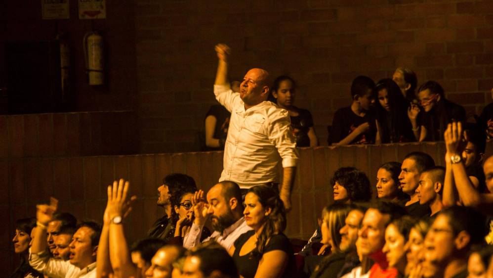 Los asistentes preferían disfrutar la música de pie porque la emoción de escuchar sus canciones favoritas no los dejaba sentarse. FOTO: CARLOS VELÁSQUEZ
