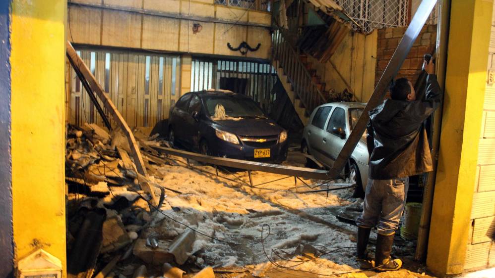 En el barrio El Dorado, en el centro- occidente de la ciudad, el techo de un parqueadero se vino abajo. FOTO COLPRENSA