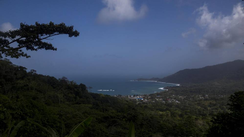 Desde las montañas del Darién se camina entre seis y nueve días para cruzar hasta Panamá, tratando de huir del ejército de ese país que patrulla la zona. Foto: Esteban Vanegas